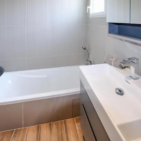 Hébergement de vacances Awesome In Dandran With Kitchenette *